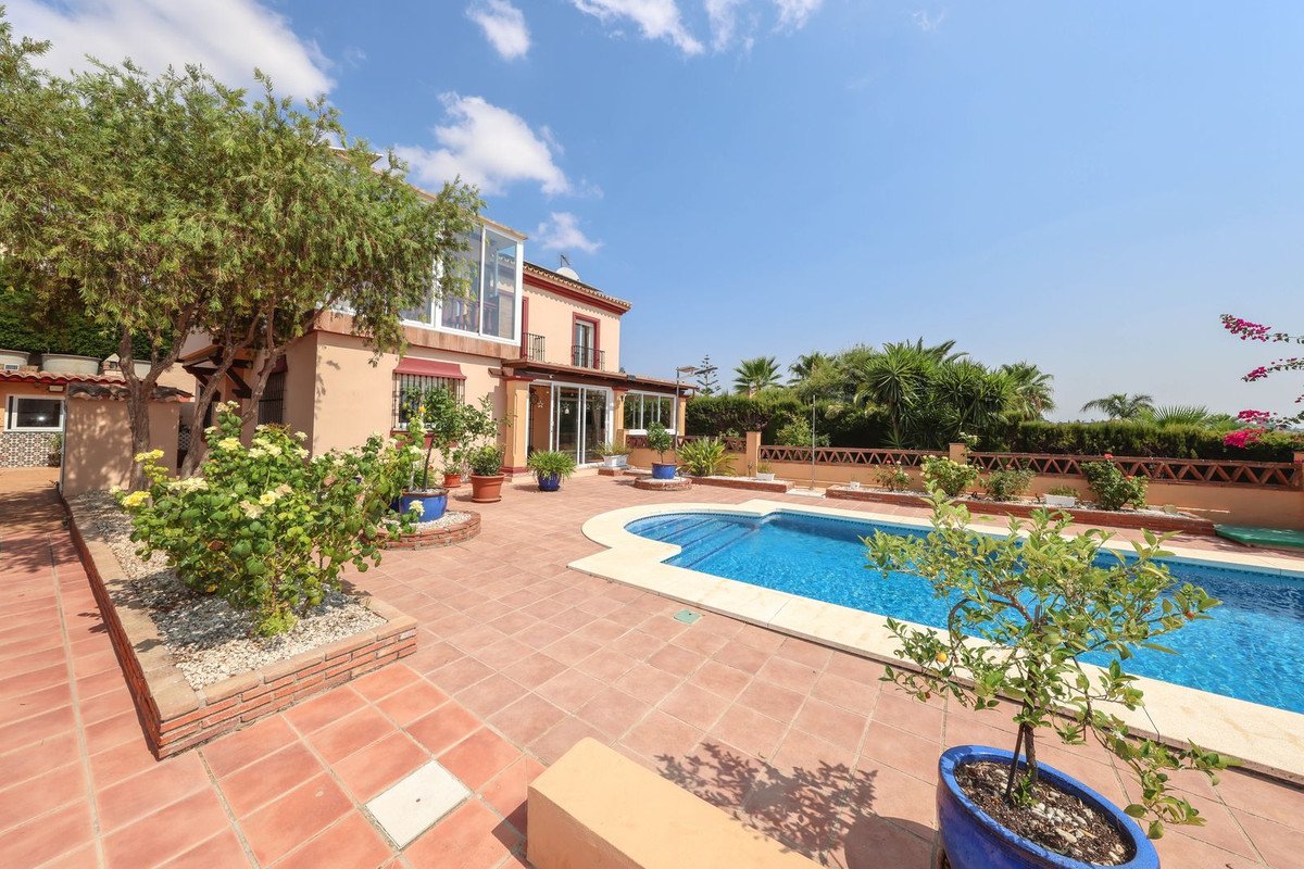 4 Bed Detached Villa in Coín