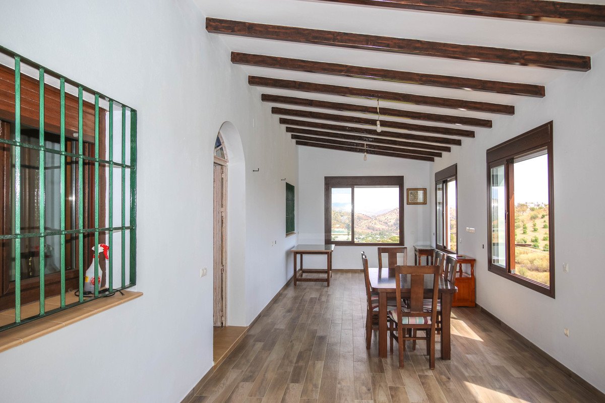5 Bed Detached Villa in Coín