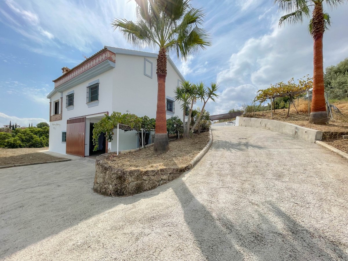 5 Bed Detached Villa in Coín