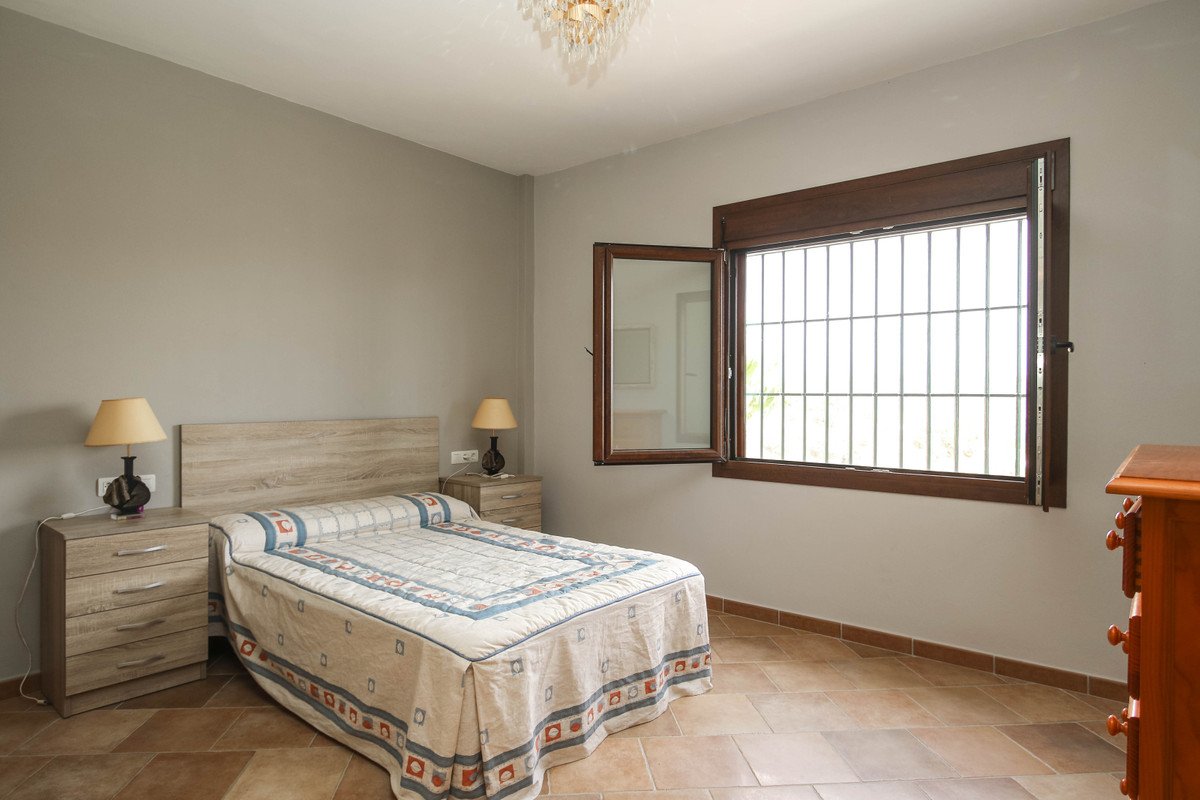 5 Bed Detached Villa in Coín
