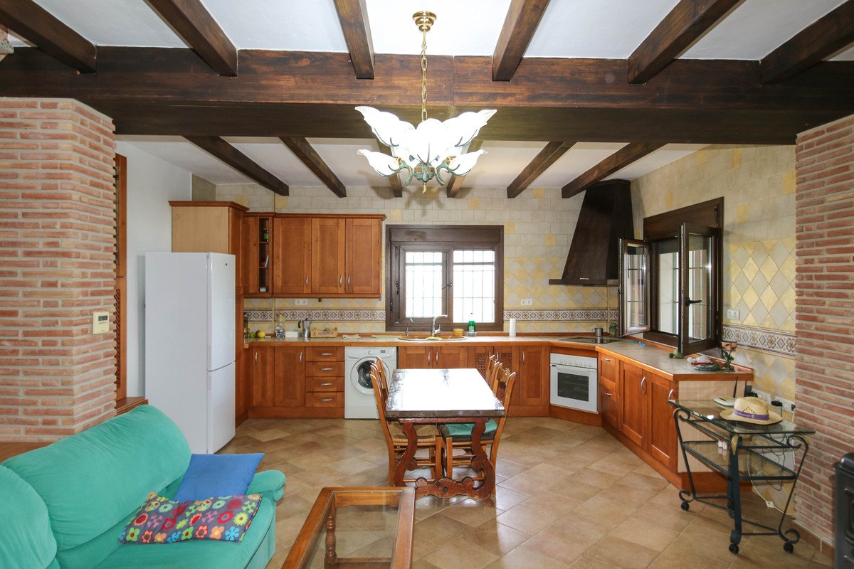 5 Bed Detached Villa in Coín