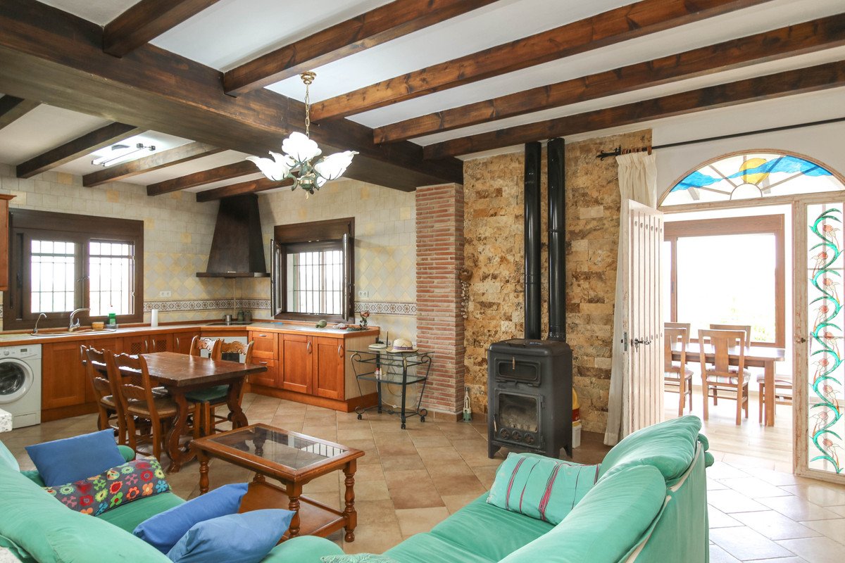 5 Bed Detached Villa in Coín