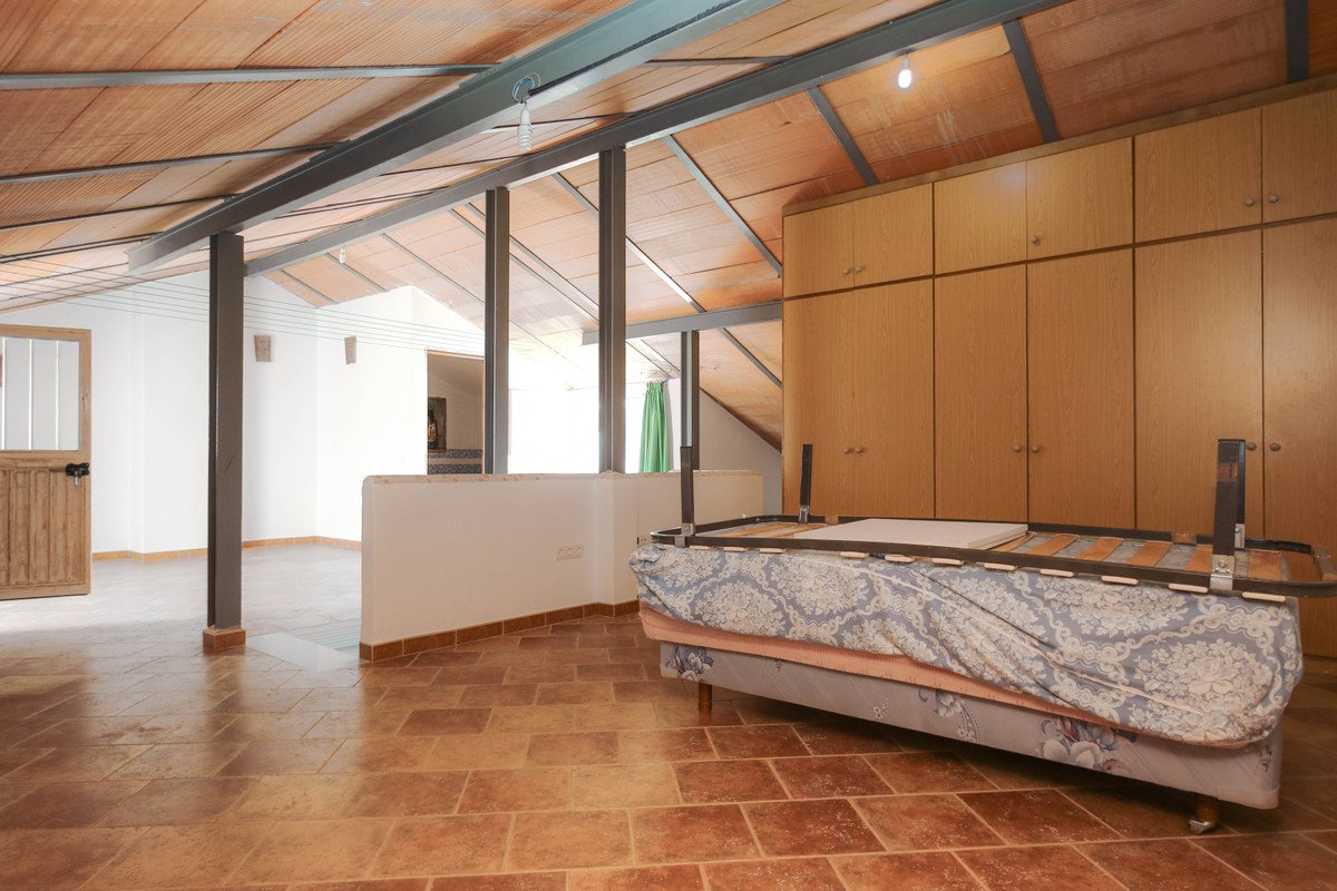 5 Bed Detached Villa in Coín