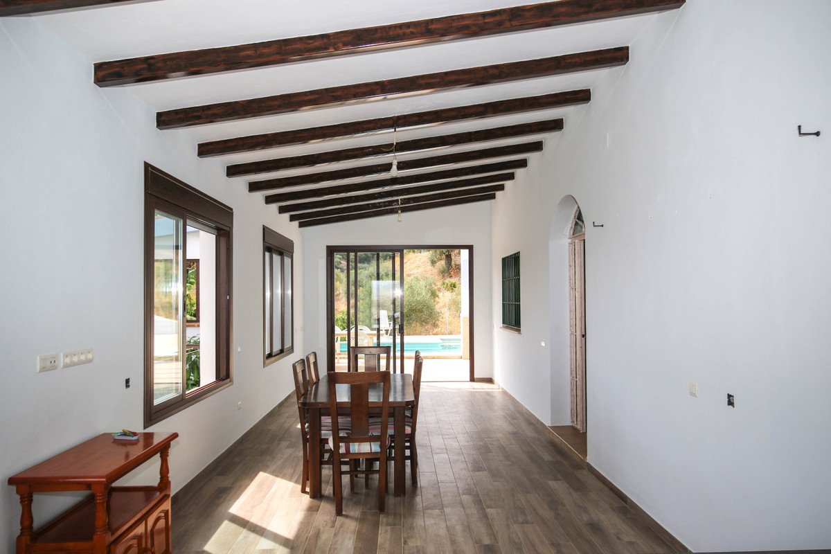 5 Bed Detached Villa in Coín