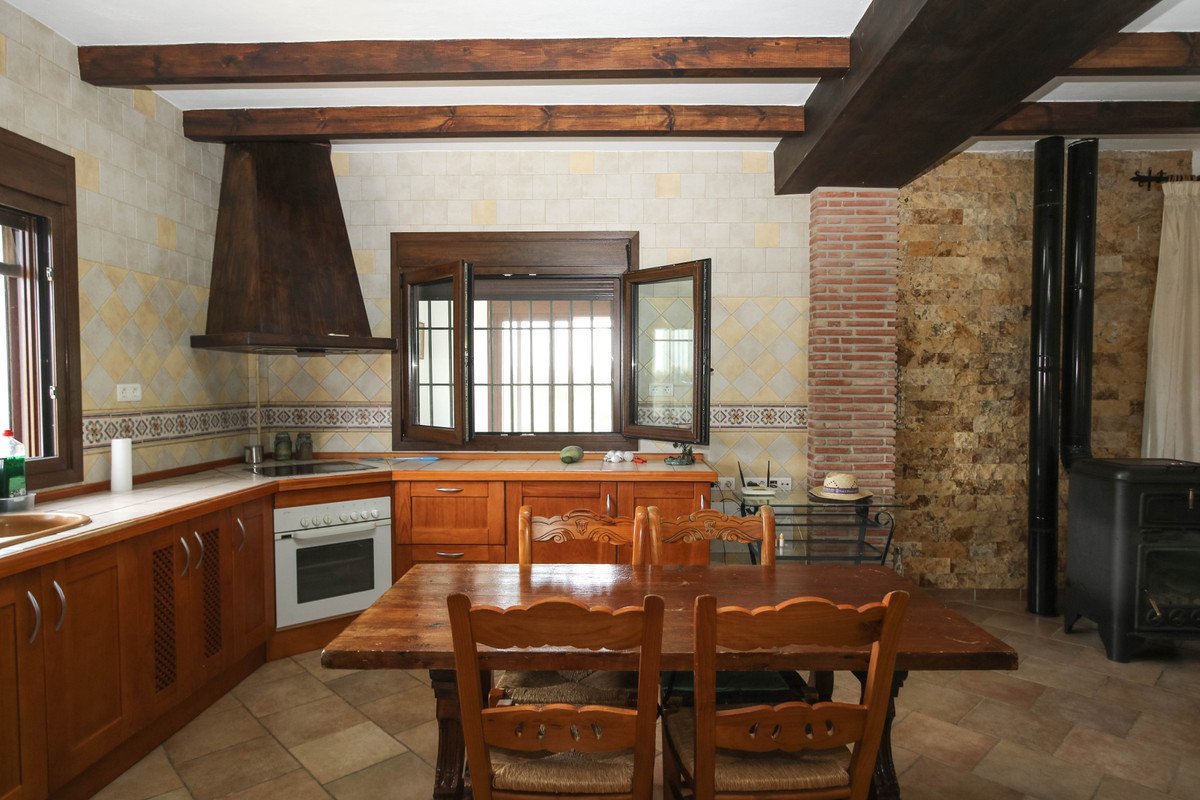 5 Bed Detached Villa in Coín