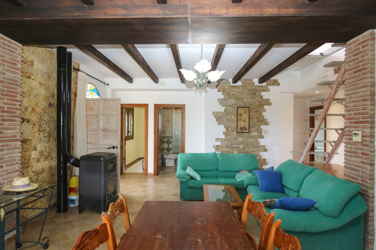 5 Bed Detached Villa in Coín
