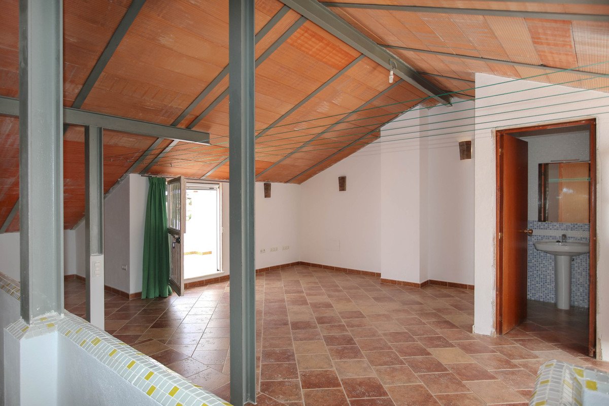 5 Bed Detached Villa in Coín