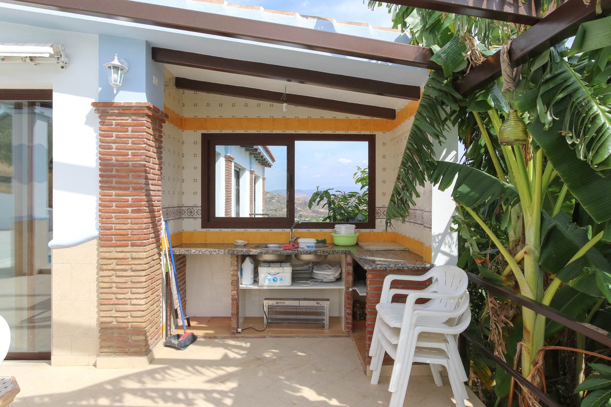 5 Bed Detached Villa in Coín