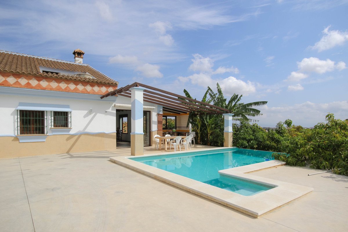 5 Bed Detached Villa in Coín