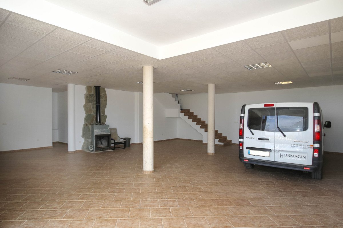5 Bed Detached Villa in Coín
