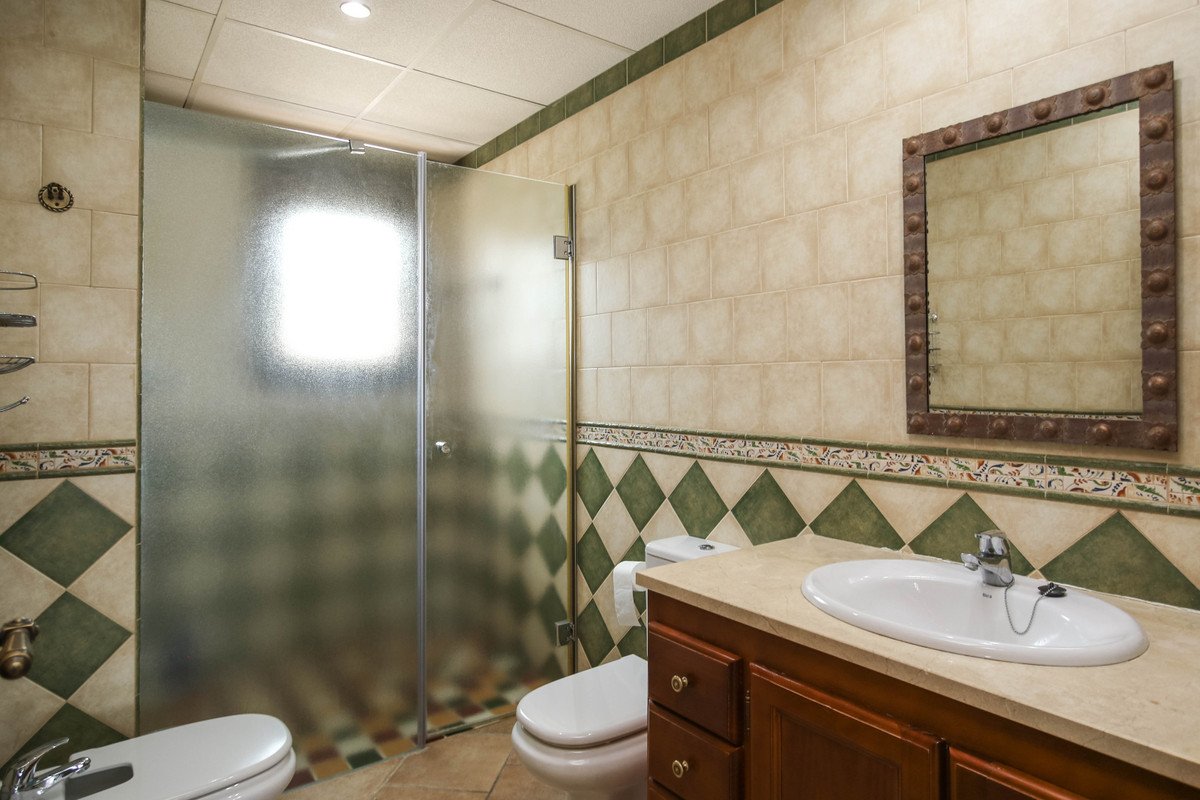 5 Bed Detached Villa in Coín