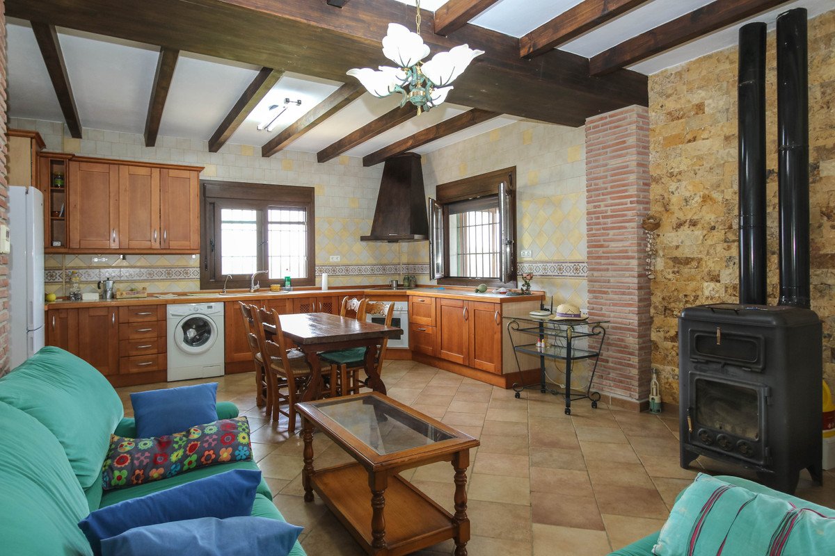 5 Bed Detached Villa in Coín