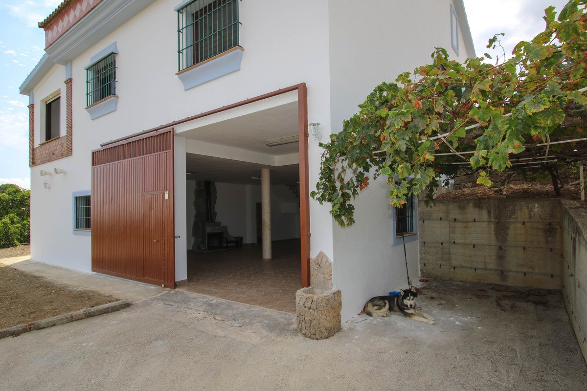 5 Bed Detached Villa in Coín