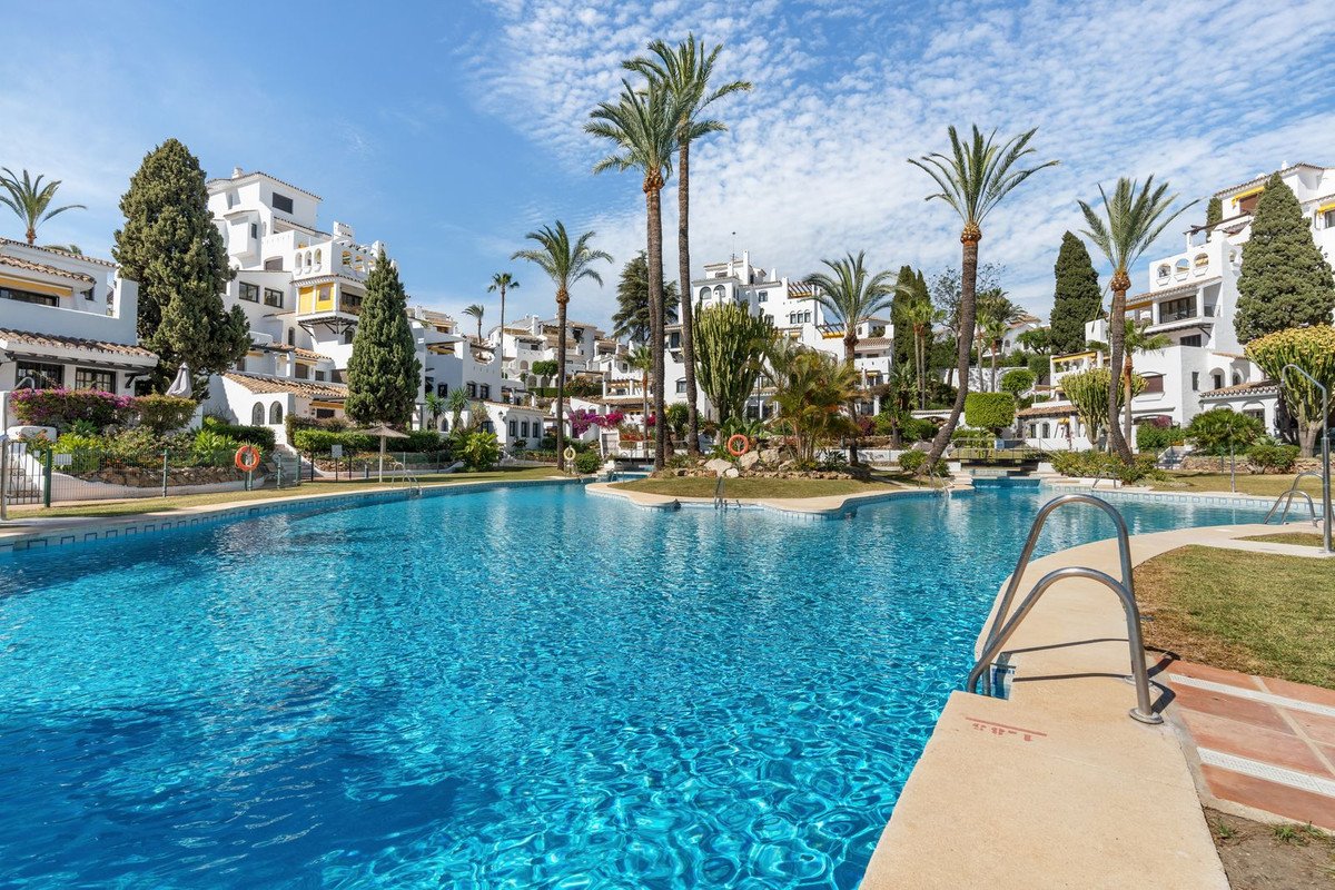 3 Bed Middle Floor Apartment in Nueva Andalucía