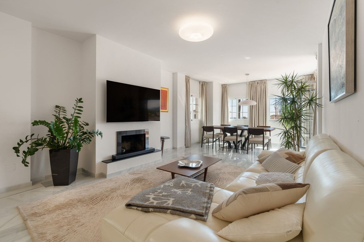 3 Bed Middle Floor Apartment in Nueva Andalucía