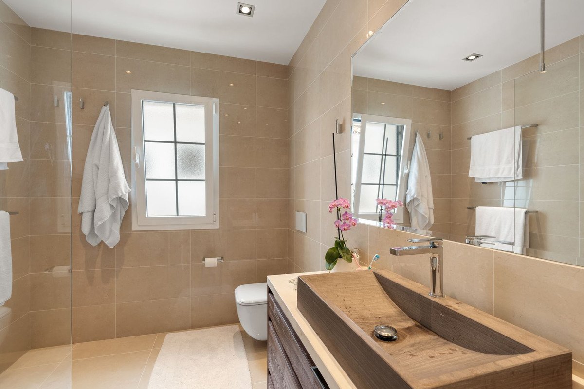 3 Bed Middle Floor Apartment in Nueva Andalucía