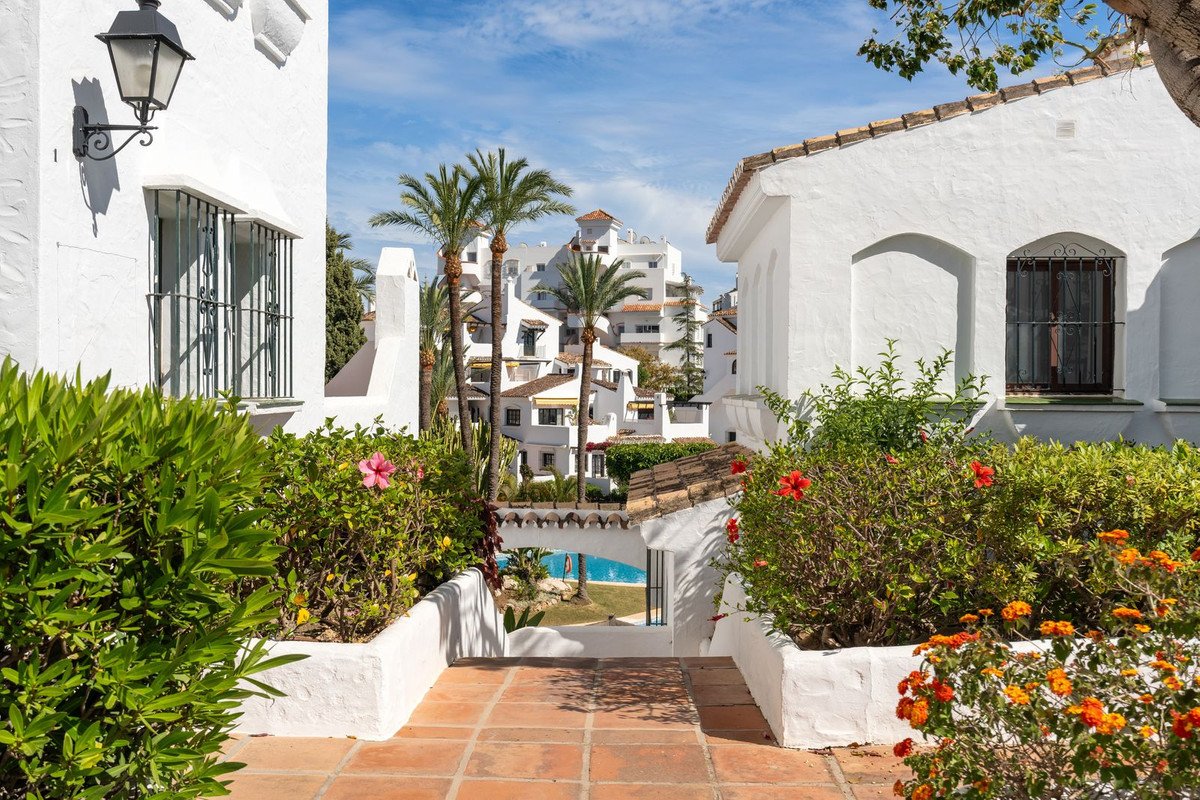 3 Bed Middle Floor Apartment in Nueva Andalucía