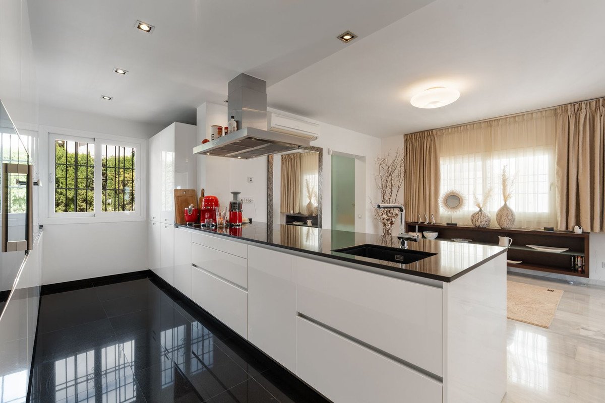 3 Bed Middle Floor Apartment in Nueva Andalucía
