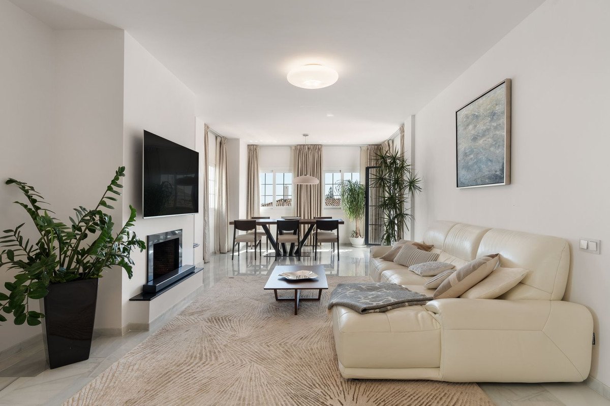 3 Bed Middle Floor Apartment in Nueva Andalucía