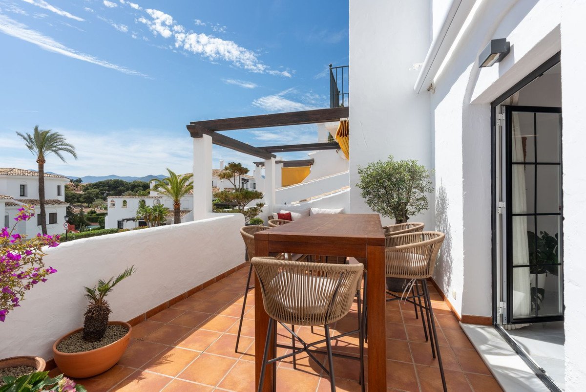 3 Bed Middle Floor Apartment in Nueva Andalucía
