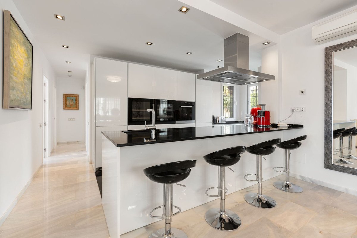 3 Bed Middle Floor Apartment in Nueva Andalucía