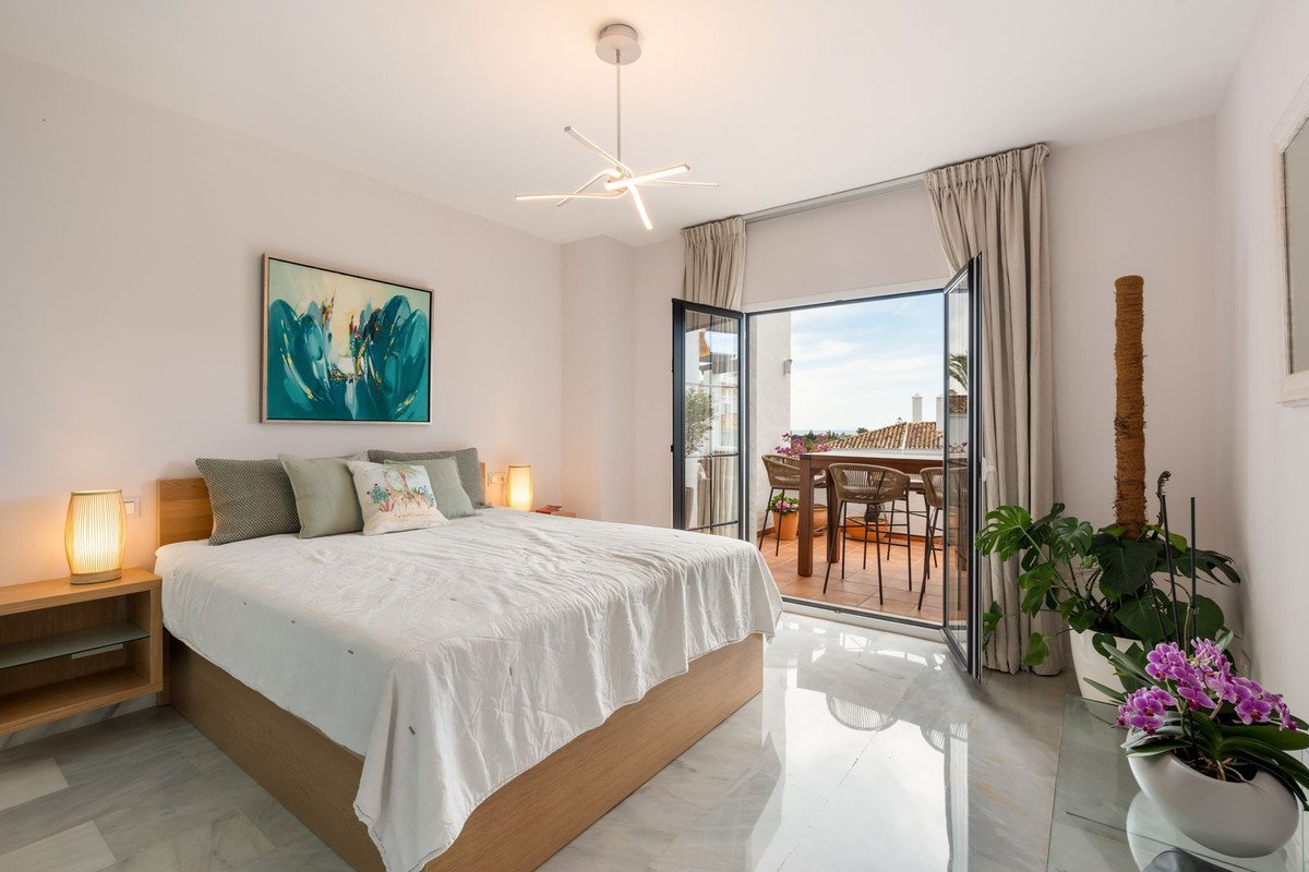 3 Bed Middle Floor Apartment in Nueva Andalucía