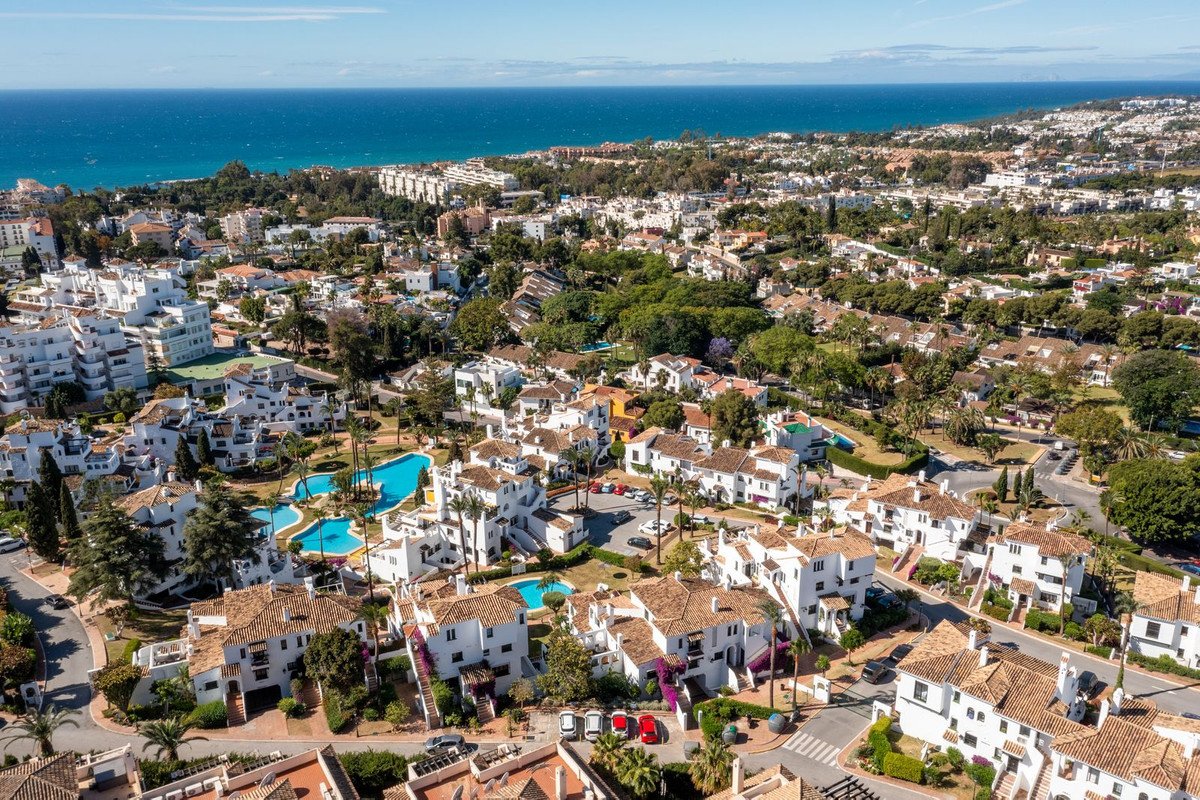 3 Bed Middle Floor Apartment in Nueva Andalucía