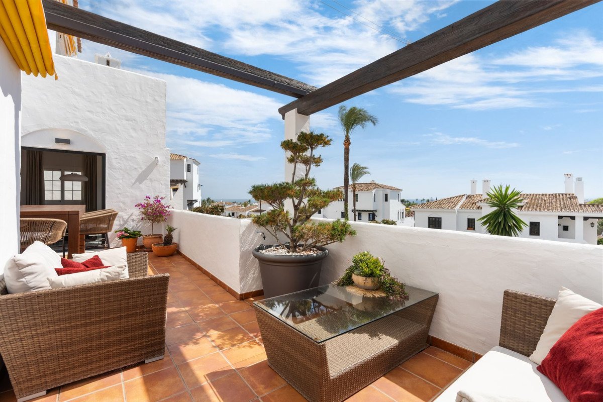 3 Bed Middle Floor Apartment in Nueva Andalucía