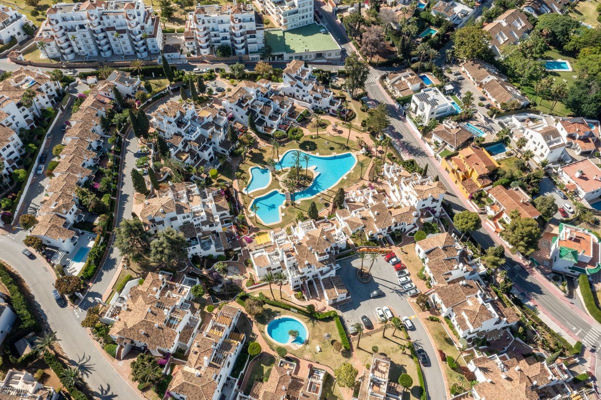 3 Bed Middle Floor Apartment in Nueva Andalucía