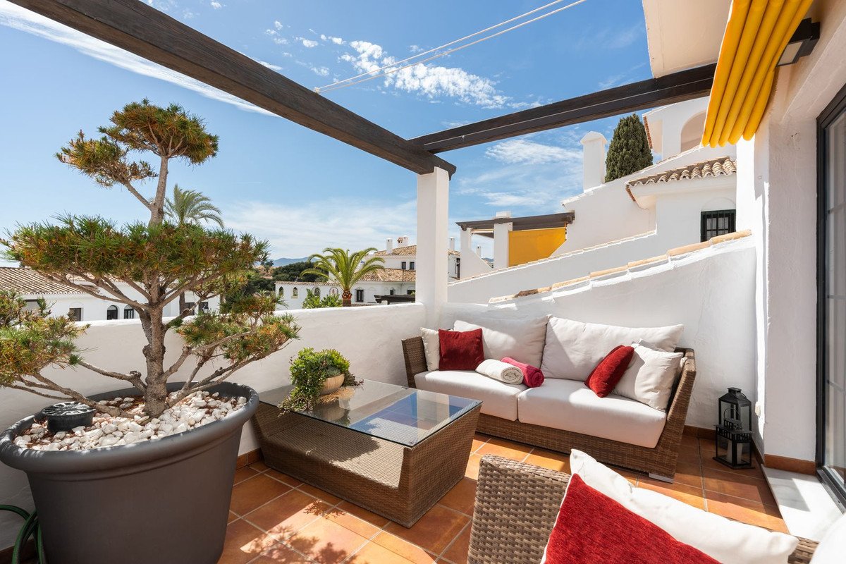 3 Bed Middle Floor Apartment in Nueva Andalucía