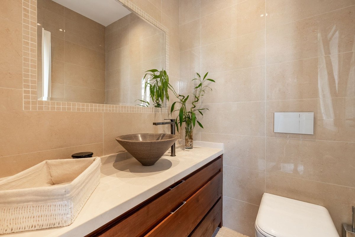3 Bed Middle Floor Apartment in Nueva Andalucía