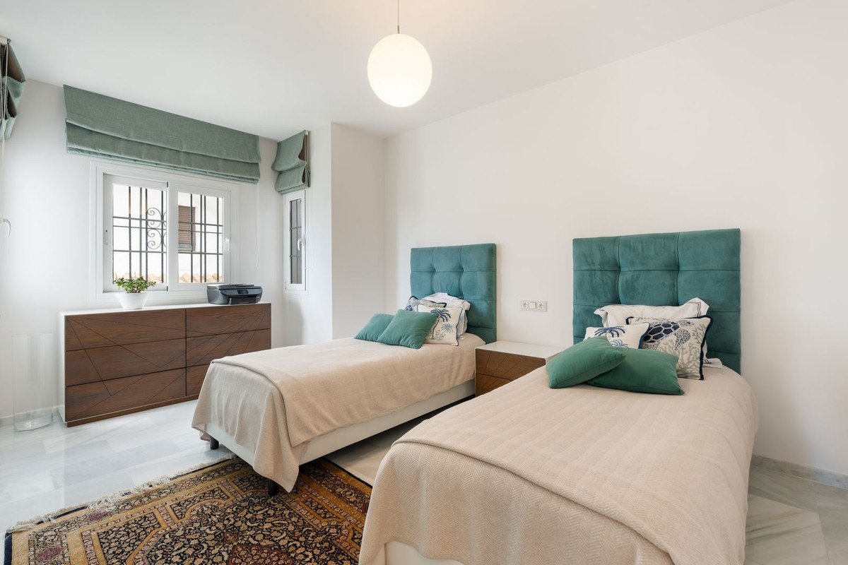 3 Bed Middle Floor Apartment in Nueva Andalucía