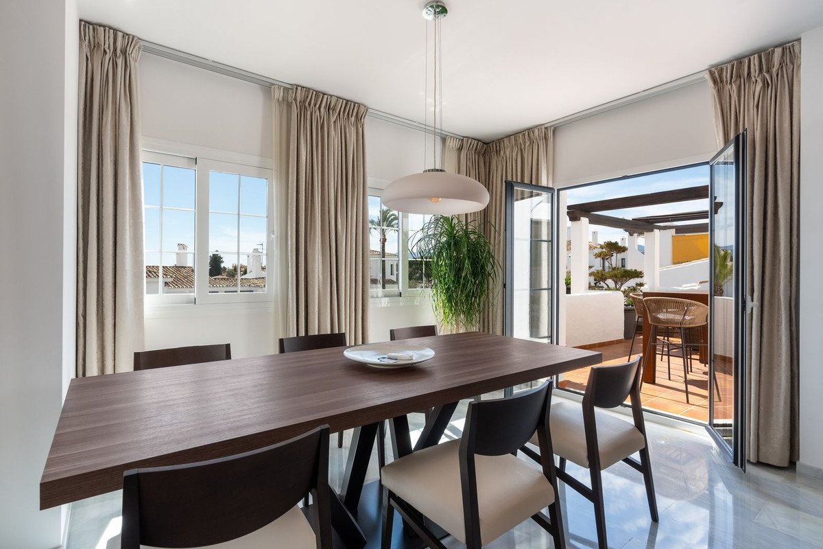 3 Bed Middle Floor Apartment in Nueva Andalucía