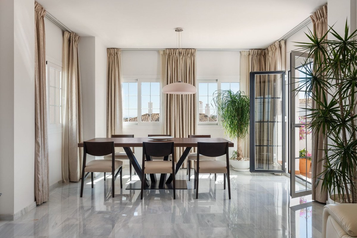 3 Bed Middle Floor Apartment in Nueva Andalucía