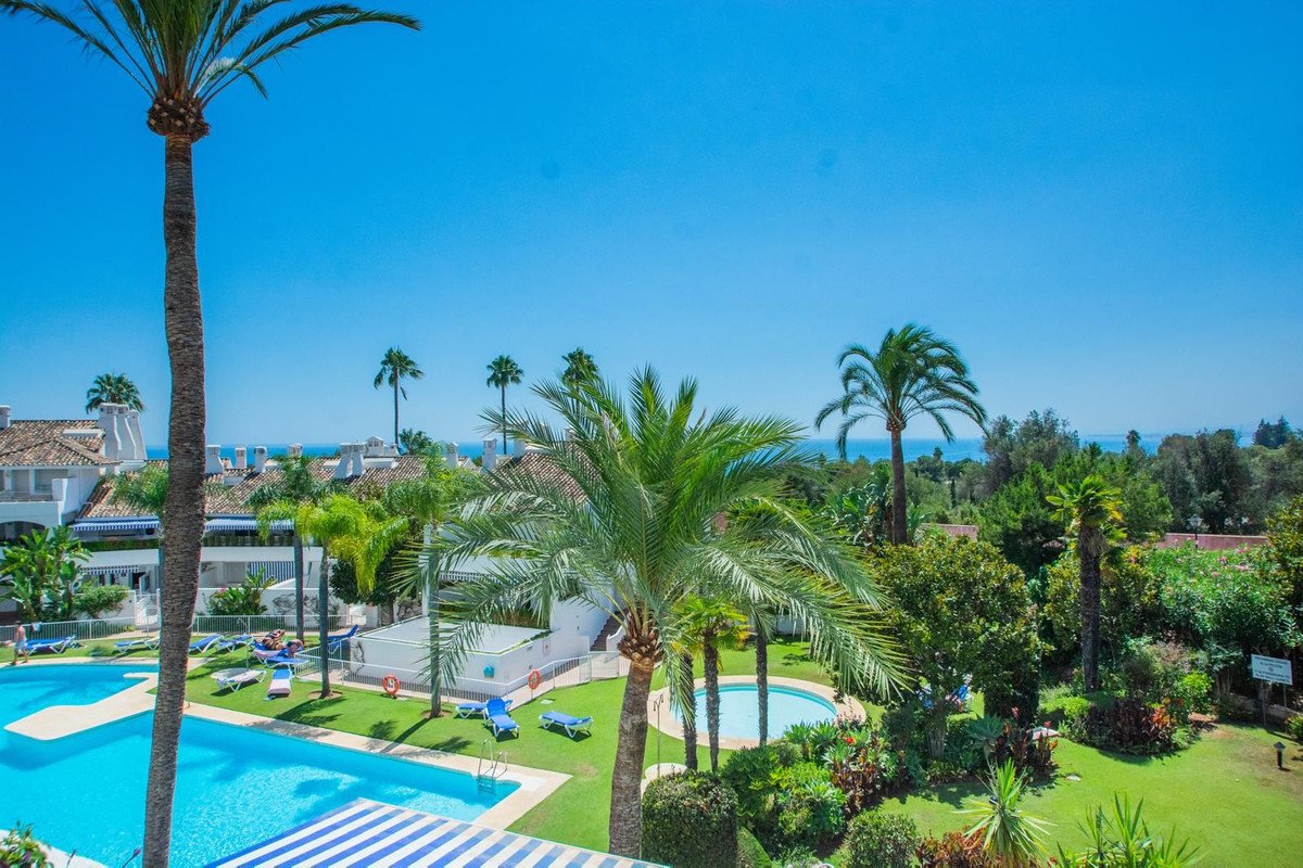2 Bed Middle Floor Apartment in Río Real