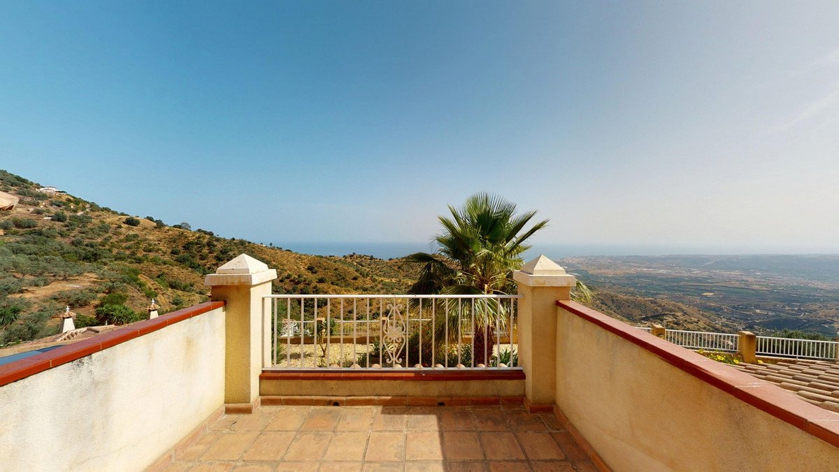 3 Bed Detached Villa in Arenas