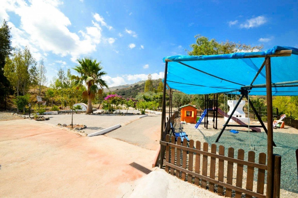 15 Bed Hotel in Guaro