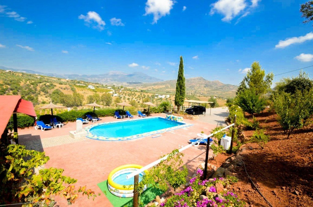 15 Bed Hotel in Guaro