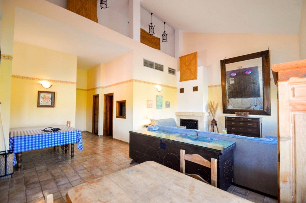 15 Bed Hotel in Guaro