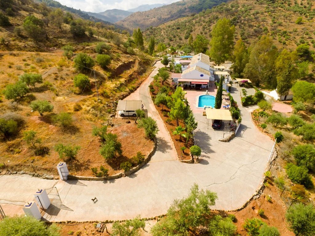15 Bed Hotel in Guaro