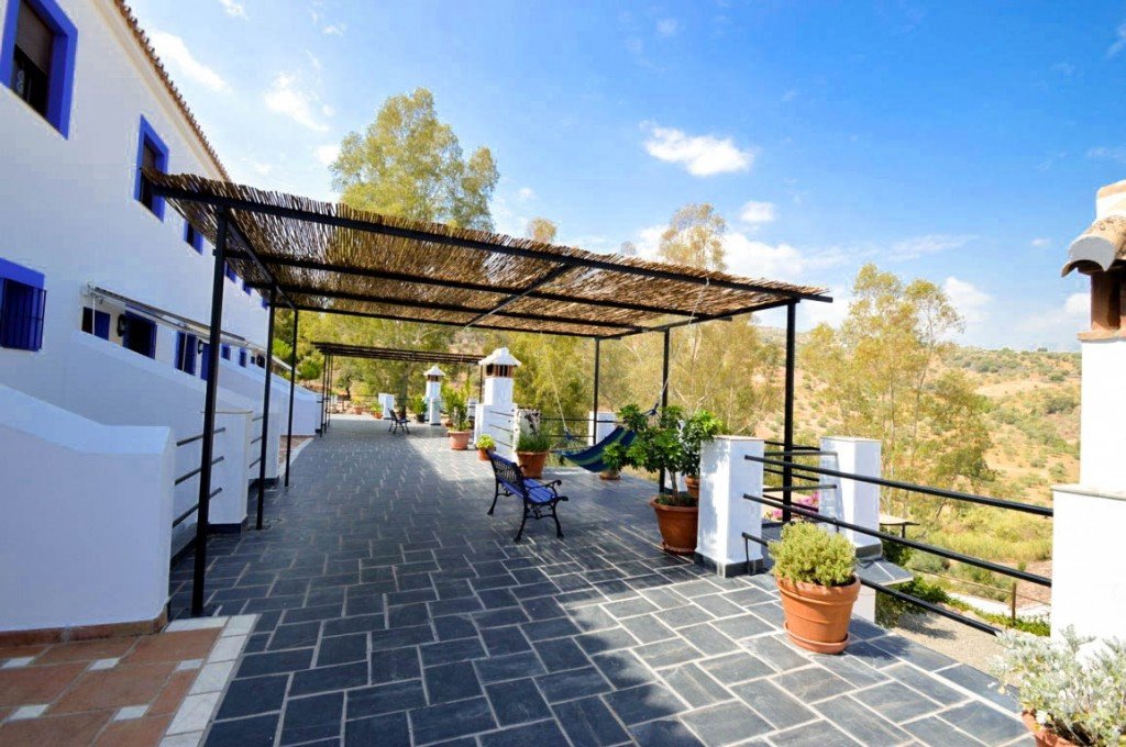 15 Bed Hotel in Guaro