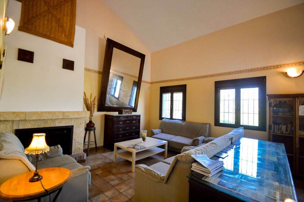 15 Bed Hotel in Guaro