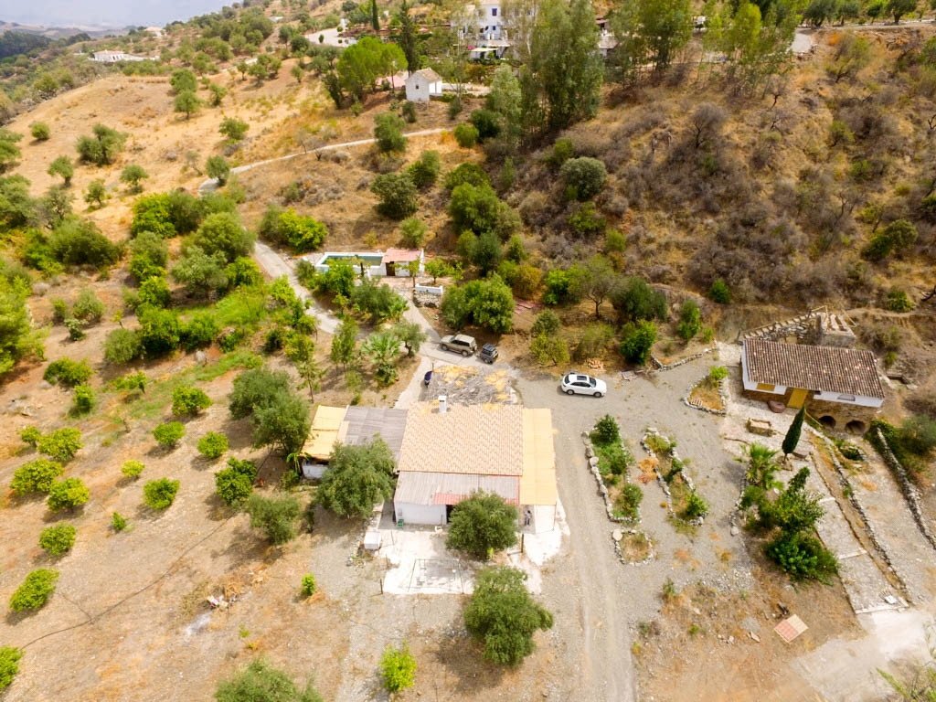 15 Bed Hotel in Guaro
