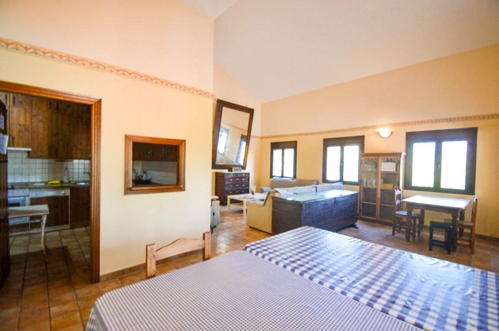 15 Bed Hotel in Guaro