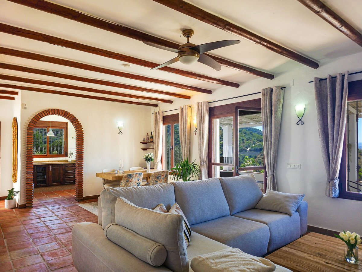 3 Bed Detached Villa in Arenas