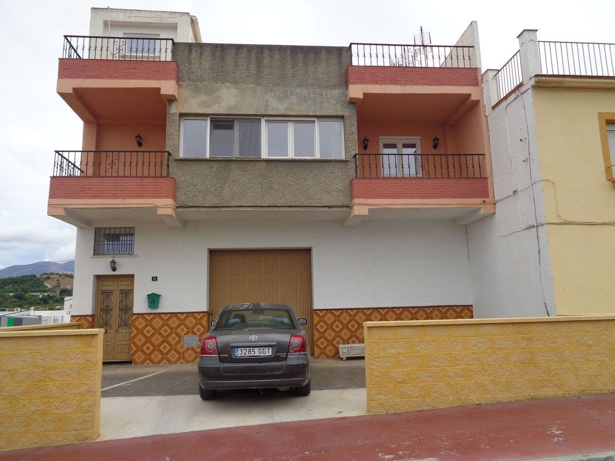 3 Bed Semi-Detached House in Coín