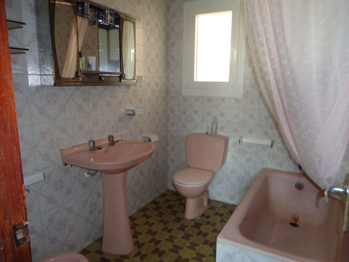3 Bed Semi-Detached House in Coín