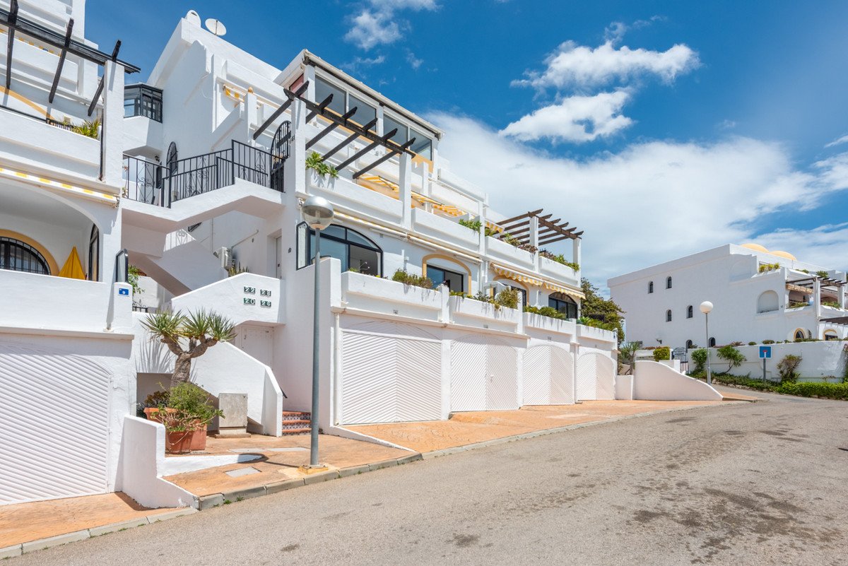 2 Bed Middle Floor Apartment in Riviera del Sol