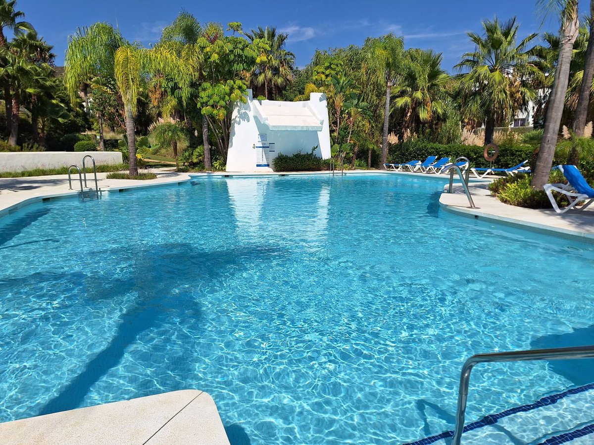 2 Bed Middle Floor Apartment in Estepona