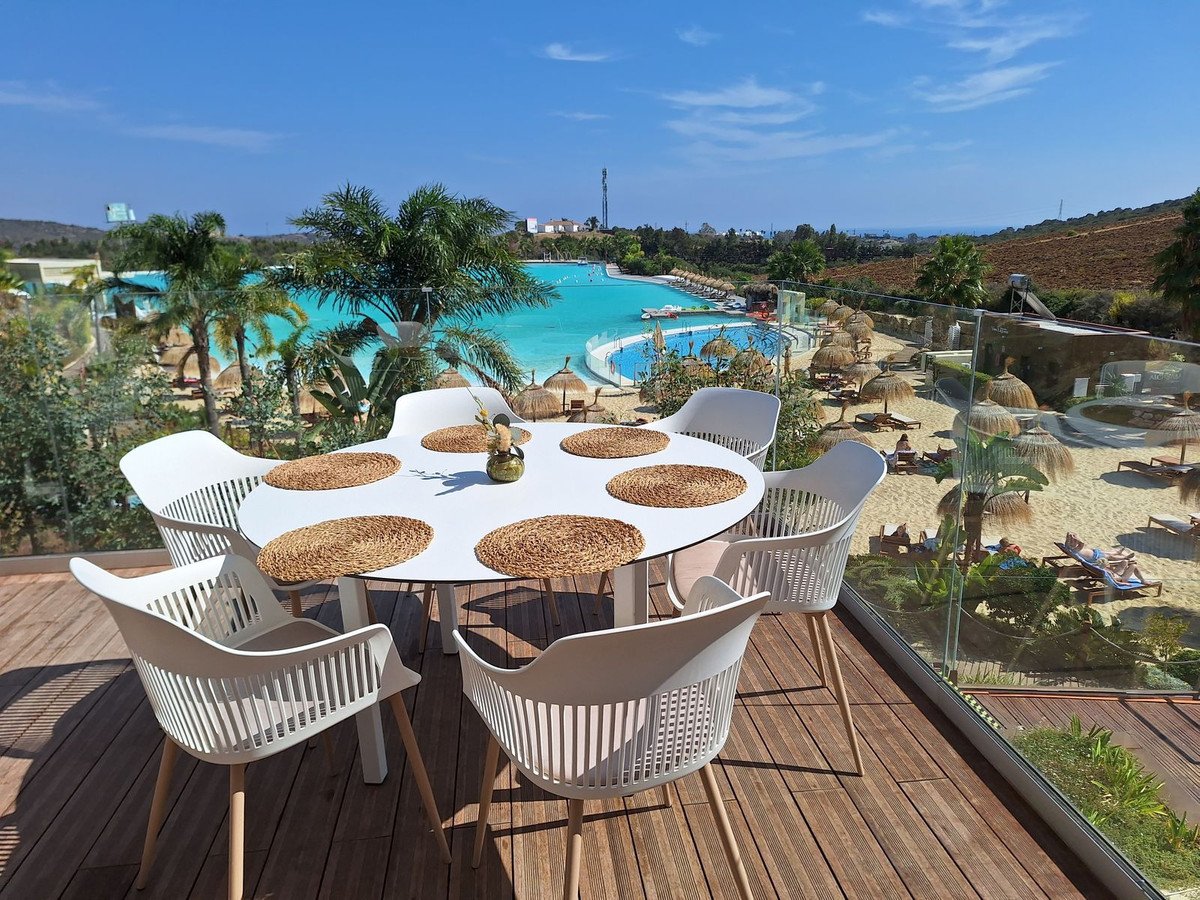 2 Bed Middle Floor Apartment in Estepona